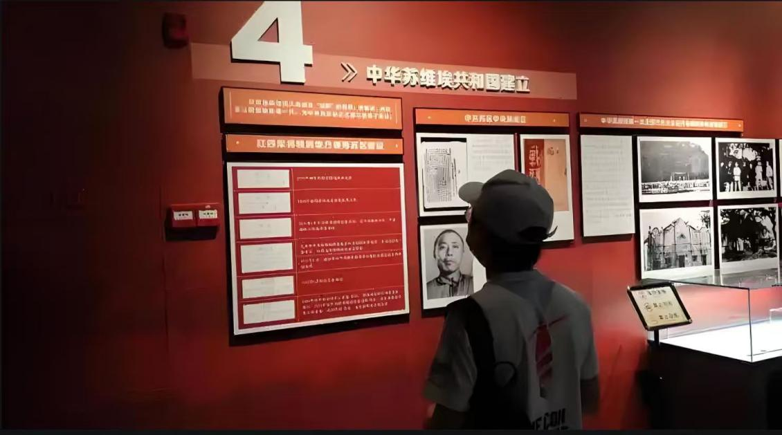 图为宋贺同学在阅读学习相关文献