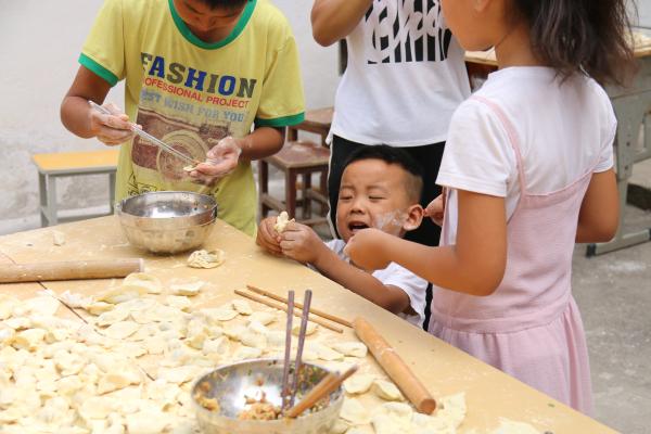 孩子们在包饺子 孩子们在包饺子