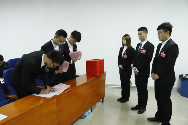 现场进行监票计票 现场进行监票计票