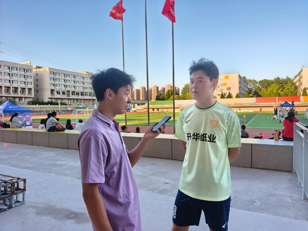 图为:实践团队队员采访领队。王奎供图 图为:实践团队队员采访领队。王奎供图