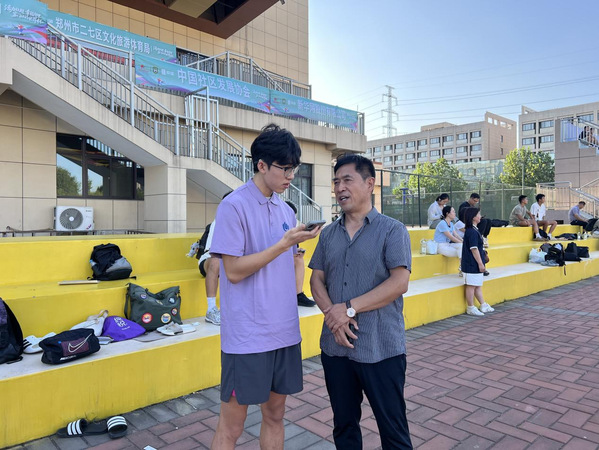 图为:实践团队队员采访赛事组委会冯老师。李一凡供图 图为:实践团队队员采访赛事组委会冯老师。李一凡供图