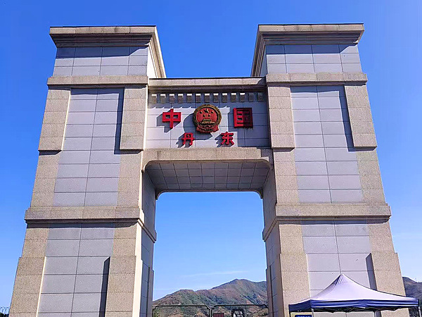 图为实践团实地走访丹东国门。李明阳供图 图为实践团实地走访丹东国门。李明阳供图