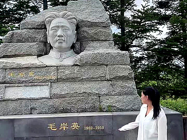 图为实践团成员在毛岸英纪念雕像前进行现场讲述。李明阳供图 图为实践团成员在毛岸英纪念雕像前进行现场讲述。李明阳供图
