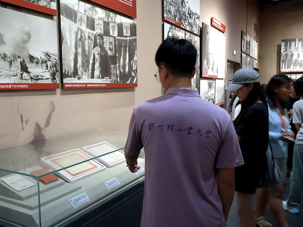 图为实践团成员结合历史展陈开展现场讲解与交流。夏庆昊供图 图为实践团成员结合历史展陈开展现场讲解与交流。夏庆昊供图