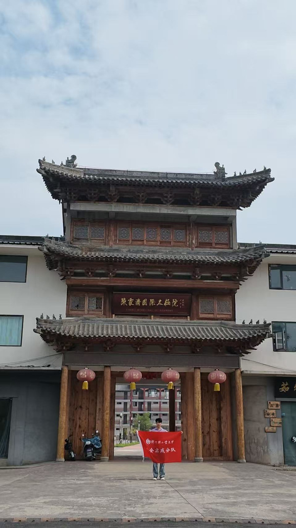 图为实践队员进行现场实践,陈喜婕供图 图为实践队员进行现场实践,陈喜婕供图