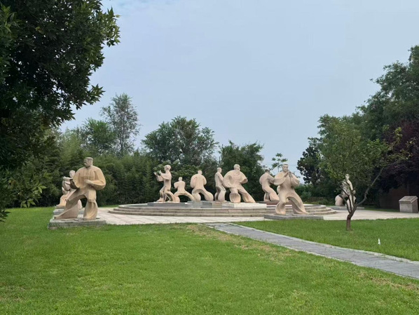 图为实践队员进行展示,陈喜婕供图 图为实践队员进行展示,陈喜婕供图
