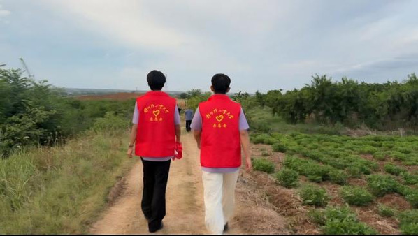 图为实践团队队员开展乡村志愿服务与走访交流，刘家伟供图