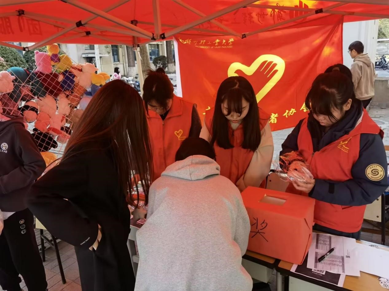 东风校区青年志愿者协会成功举办关爱流浪动物宣传教育活动